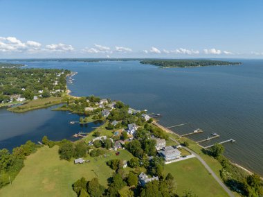 Chesapeake Körfezi kıyı şeridi, Magothy nehri, Gibson adası ve lüks evler.