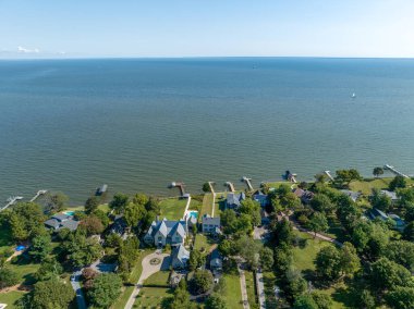 Chesapeake Körfezi kıyı şeridi, Magothy nehri, Gibson adası ve lüks evler.