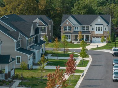 Lüks tek aile evleri olan modern mahalle manzarası, Maryland USA 'de sürüş yolları.