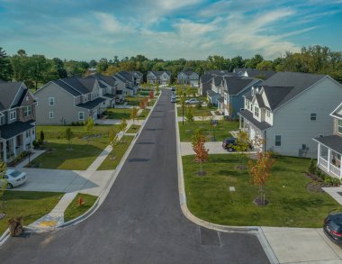 Lüks tek aile evleri olan modern mahalle manzarası, Maryland USA 'de sürüş yolları.