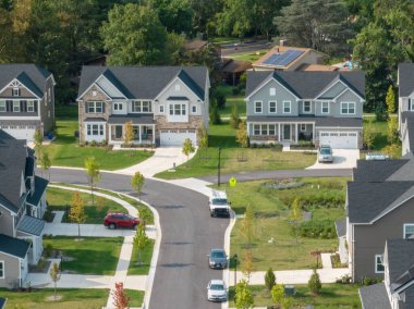 Lüks tek aile evleri olan modern mahalle manzarası, Maryland USA 'de sürüş yolları.