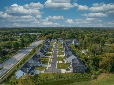 Lüks tek aile evleri olan modern mahalle manzarası, Maryland USA 'de sürüş yolları.