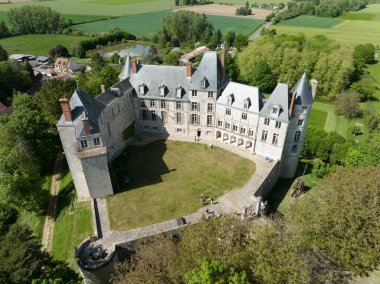 Fransa 'nın Loire Vadisi' ndeki tepedeki Saint Brissan Rönesans Sarayı 'nın hava manzarası. 