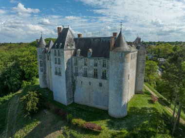 Fransa 'nın Loire Vadisi' ndeki tepedeki Saint Brissan Rönesans Sarayı 'nın hava manzarası. 