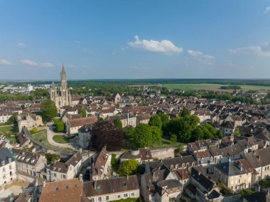 Senlis 'in havadan görünüşü, Fransa' daki Gotik katedrali ve kraliyet sarayı ile çevrili ortaçağ kasabası.