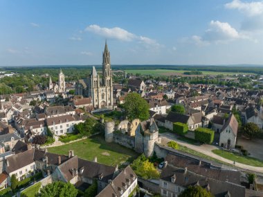 Senlis 'in havadan görünüşü, Fransa' daki Gotik katedrali ve kraliyet sarayı ile çevrili ortaçağ kasabası.