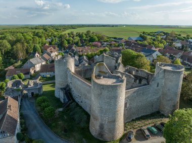 Yevre le chatel 'in havadan görünüşü, Fransa' da ortaçağ şatosu Bailey ile dört yuvarlak kulelerle çevrili.