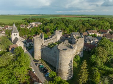 Yevre le chatel 'in havadan görünüşü, Fransa' da ortaçağ şatosu Bailey ile dört yuvarlak kulelerle çevrili.