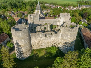 Yevre le chatel 'in havadan görünüşü, Fransa' da ortaçağ şatosu Bailey ile dört yuvarlak kulelerle çevrili.