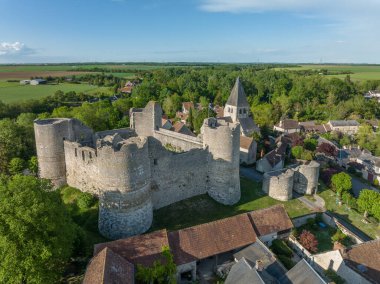 Yevre le chatel 'in havadan görünüşü, Fransa' da ortaçağ şatosu Bailey ile dört yuvarlak kulelerle çevrili.