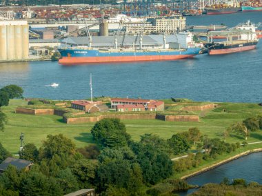 Fort McHenry 'nin hava görüntüsünü kapatın. Baltimore Maryland' deki tarihi yıldız kalesi Chesapeake Körfezi 'ndeki ticari tanker gemisi arka planda.
