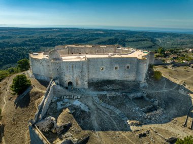 Yunanistan 'daki Fransız şövalyelerinin ortaçağ ortaçağ kalesinin Chlemoutsi kalesinin havadan görünüşü 