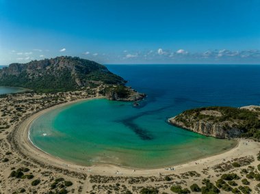 Navarino Yunanistan yakınlarındaki Voidokilia plajının hilal şekli ve turkuaz suyuyla hava manzarası