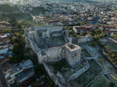Yunanistan 'daki Patras (Patra) ortaçağ şatosu ve kentinin havadan görünüşü