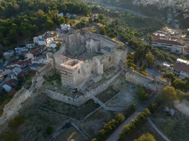 Yunanistan 'daki Patras (Patra) ortaçağ şatosu ve kentinin havadan görünüşü