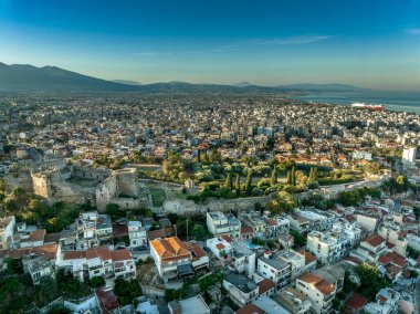 Yunanistan 'daki Patras (Patra) ortaçağ şatosu ve kentinin havadan görünüşü