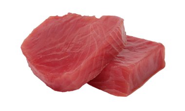 Taze ton balığı. Beyaz arka planda balık bifteği.