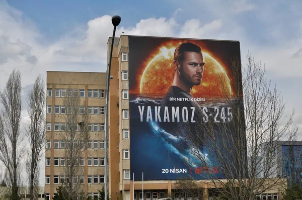 Ankara, Türkiye-Nisan 2022: Yakamoz S-245, Eskisehir Yolu 'ndaki 1. sezon ilan panosu. Yakamoz S-245, Türk kıyamet bilim kurgu drama dizisi..