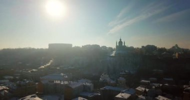 Podil 'in hava aracı görüntüsü, Kyiv' in kışın tarihi merkeziydi..