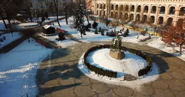 Letecký pohled na Podil je historickým centrem Kyjeva v zimě. — Stock video