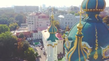 St. Andrews Kilisesi 'nin kubbesi ve çapraz görüntüsü. Kiev