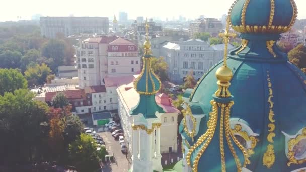 Widok z bliska na kopułę kościoła św. Andrzeja i krzyż. Kijów — Wideo stockowe