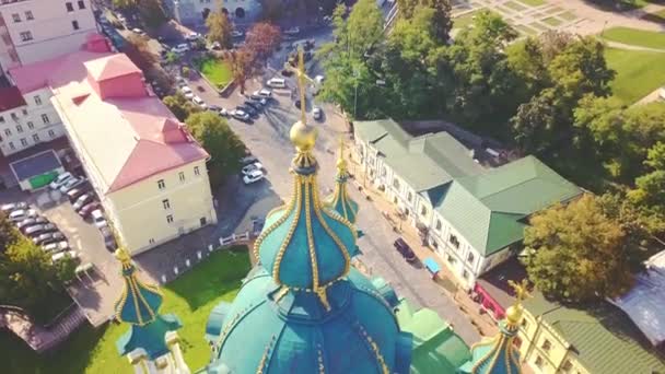 Widok z lotu ptaka na kopułę kościoła św. Andrzeja i krzyż. Kijów — Wideo stockowe