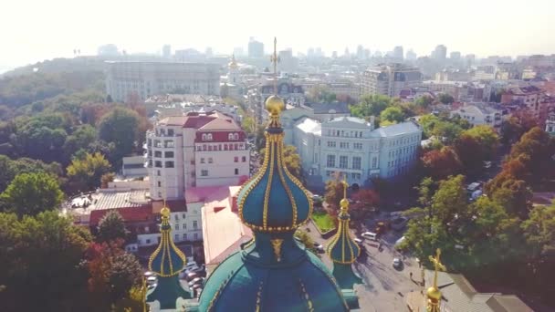 Vista aérea da cúpula e cruz da Igreja de St. Andrews. Kiev — Vídeo de Stock