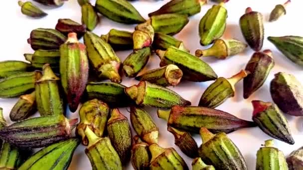 Okra crudo su un piatto di filatura — Video Stock