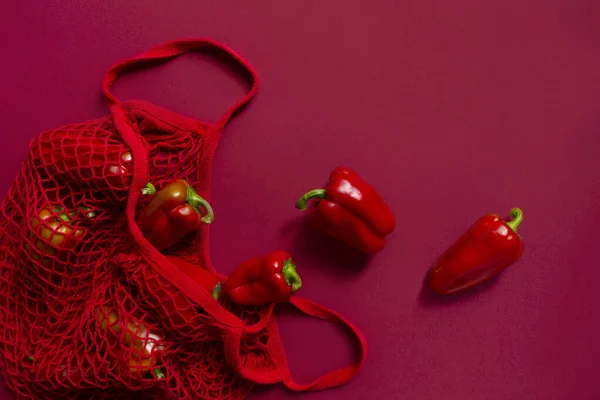 Frische Paprika im umweltfreundlichen Beutel. Einfarbige rote Farben — Stockfoto