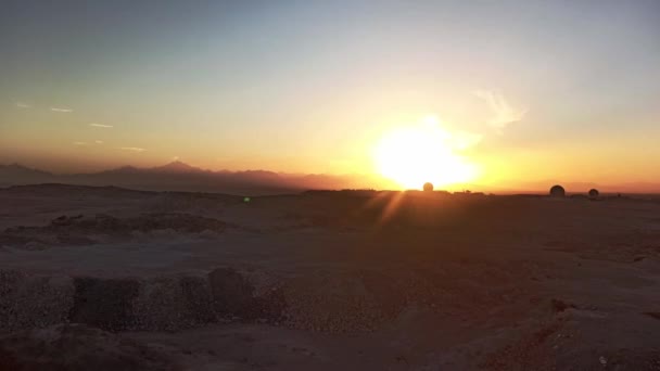Schöner Zeitraffer des Sonnenaufgangs über der Wüste — Stockvideo