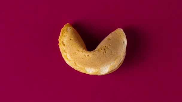 Heart-shaped fortune telling biscuit — Stock Video