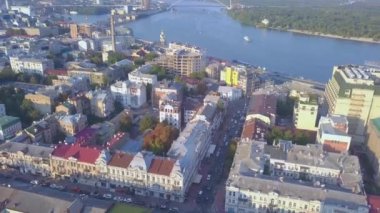 Dnipro kıyısındaki Podil bölgesinin havadan görünüşü. Kiev, Ukrayna