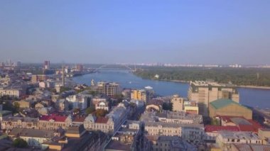 Dnipro kıyısındaki Podil bölgesinin havadan görünüşü. Kiev, Ukrayna