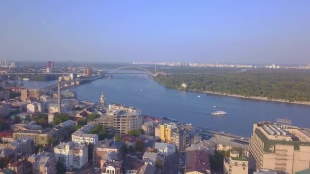 Widok z lotu ptaka na Podil na brzeg Dnipro. Kijów, Ukraina — Wideo stockowe