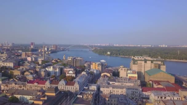 Letecký pohled na okres Podil na břehu Dnipro. Kyjev, Ukrajina — Stock video