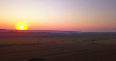 Drone Atışı Buğday Tarlalarının Üzerinde, Kırsal Ortabatı Çiftliği Gün Doğumu Sabahında