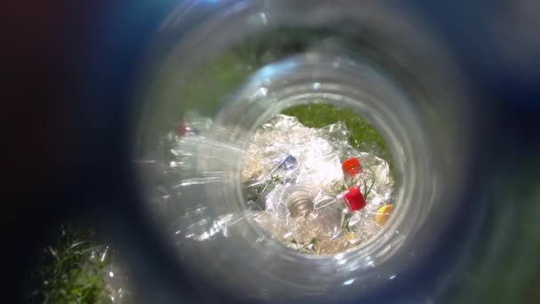 Blick durch eine Flasche, Recyclingkonzept — Stockvideo