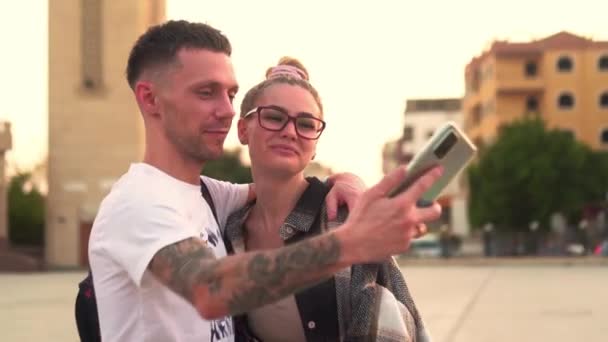Glückliches Touristenpaar macht Selfies im Freien — Stockvideo