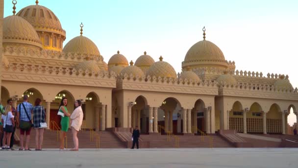 Egypt, Hurghada City, 14.11.2021: Єгипетська архітектура, дивовижна масджид — стокове відео
