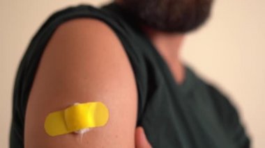 Sakallı Adam covid aşısı alıyor. Yakın plan.