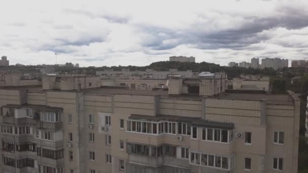 Brzydki budynek sowiecki podczas zachmurzonej pogody — Wideo stockowe