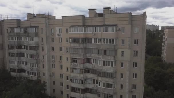 Een lelijk sovjetgebouw bij bewolkt weer — Stockvideo