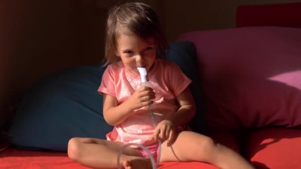 Το παιδί λαμβάνει θεραπεία με νεφελοποιητή. — Αρχείο Βίντεο