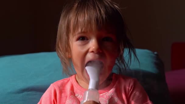 Il bambino è trattato e gioca con un nebulizzatore — Video Stock