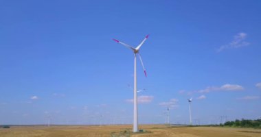 Rüzgar değirmenleri çiftlik parkı. Enerji Çiftliği ve mavi gökyüzü