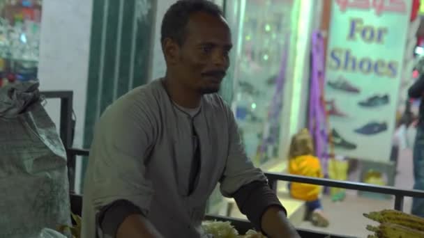 Arabiska mannen förbereder en majs och säljer på gatan — Stockvideo