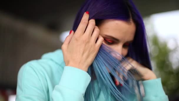 Menina bonito com o cabelo azul sorrindo — Vídeo de Stock