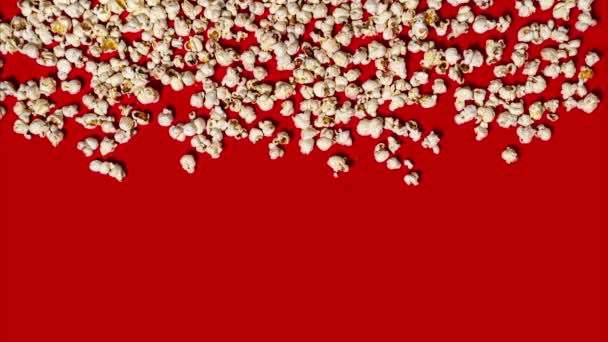 Detener el movimiento con palomitas de maíz sobre fondo rojo — Vídeo de stock