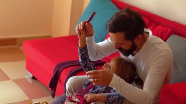 Baba kızını okula hazırlıyor.